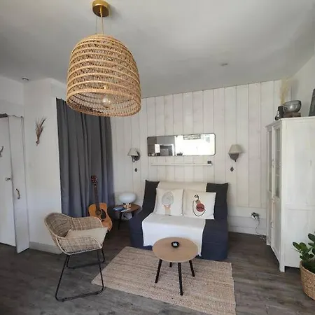 A Pramousquier Apartment *